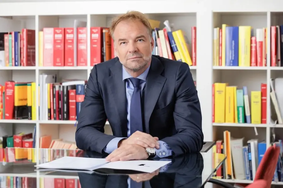 Rechtsanwalt Mag. Herbert Steinwandter in seiner Kanzlei in Villach